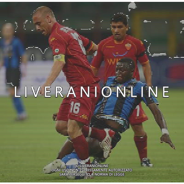 Supercoppa Italiana 2008 Milano - 24.08.2008 Inter-Roma Nella Foto: Sulley Muntari su Daniele De Rossi Ph.Ghidoni-Ag. Aldo Liverani