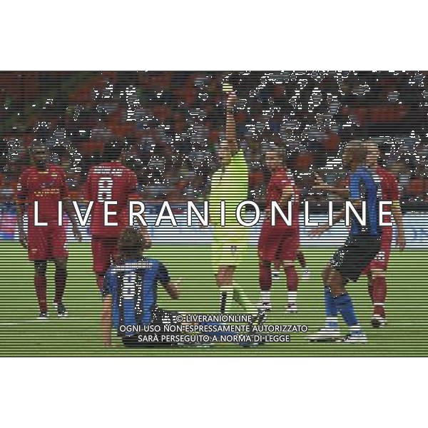 Supercoppa Italiana 2008 Milano - 24.08.2008 Inter-Roma Nella Foto: l\'arbitro Saccani estrae il cartellino rosso invece che il giallo per l\' ammonizione per simulazione di zlatan Ibrahimovic Ph.Ghidoni-Ag. Aldo Liverani