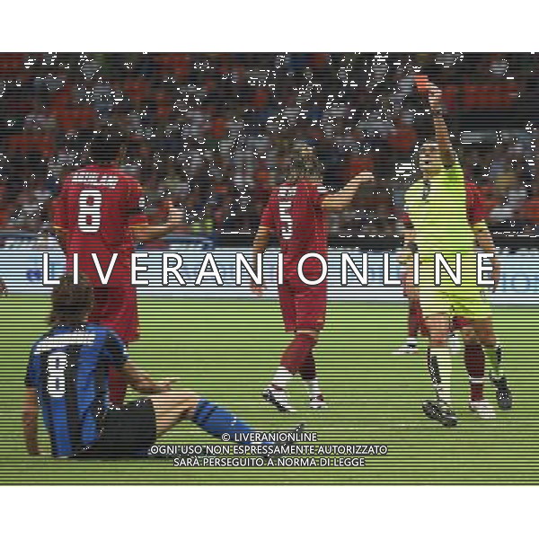 Supercoppa Italiana 2008 Milano - 24.08.2008 Inter-Roma Nella Foto: l\'arbitro Saccani estrae il cartellino rosso invece che il giallo per l\' ammonizione per simulazione di zlatan Ibrahimovic Ph.Ghidoni-Ag. Aldo Liverani