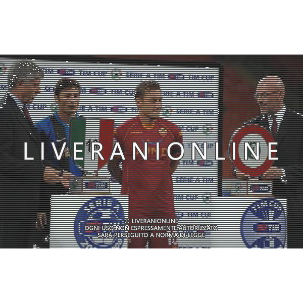 Supercoppa Italiana 2008 Milano - 24.08.2008 Inter-Roma Nella Foto: francesco TOTTI E javier ZANETTI RICEVONO I PREMI PER SCUDETTO E COPPA ITALIA /Ph.Vitez-Ag. Aldo Liverani