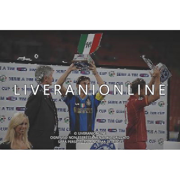 Supercoppa Italiana 2008 Milano - 24.08.2008 Inter-Roma Nella Foto: francesco TOTTI E javier ZANETTI RICEVONO I PREMI PER SCUDETTO E COPPA ITALIA /Ph.Vitez-Ag. Aldo Liverani