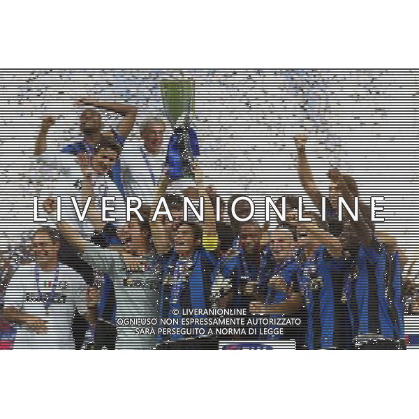 Supercoppa Italiana 2008 Milano - 24.08.2008 Inter-Roma Nella Foto: javier zanetti con la squadra dell\'inter festeggiano la vittoria della coppa /Ph.ghidoni-Ag. Aldo Liverani