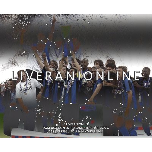 Supercoppa Italiana 2008 Milano - 24.08.2008 Inter-Roma Nella Foto: javier zanetti con la squadra dell\'inter festeggiano la vittoria della coppa /Ph.ghidoni-Ag. Aldo Liverani