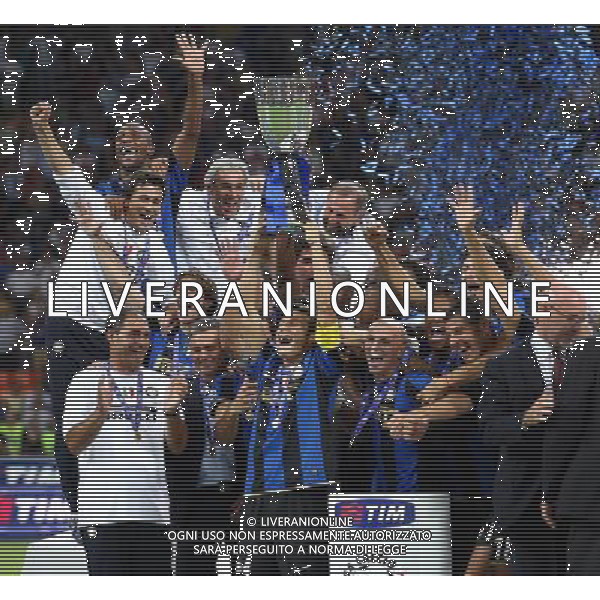 Supercoppa Italiana 2008 Milano - 24.08.2008 Inter-Roma Nella Foto: javier zanetti con la squadra dell\'inter festeggiano la vittoria della coppa /Ph.ghidoni-Ag. Aldo Liverani