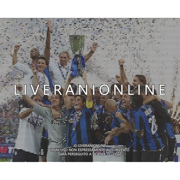 Supercoppa Italiana 2008 Milano - 24.08.2008 Inter-Roma Nella Foto: javier zanetti con la squadra dell\'inter festeggiano la vittoria della coppa /Ph.ghidoni-Ag. Aldo Liverani