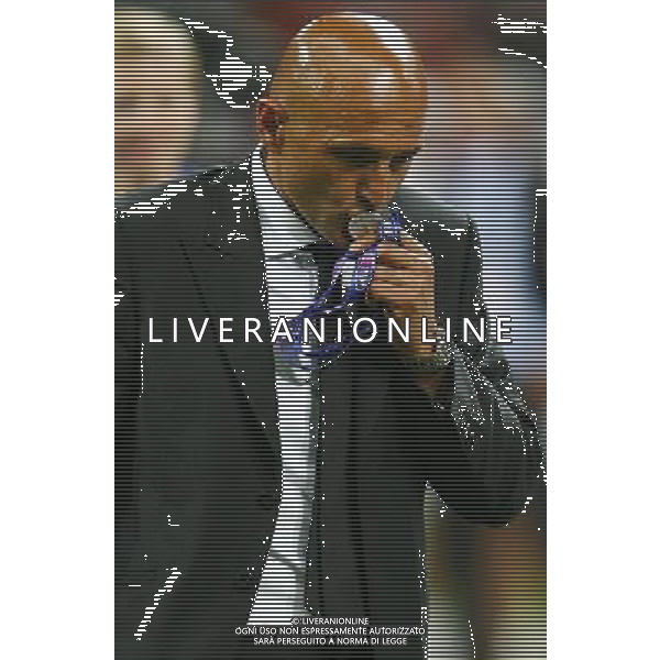 Supercoppa Italiana 2008 Milano - 24.08.2008 Inter-Roma Nella Foto: Luciano spalletti bacia la medaglia /Ph.ghidoni-Ag. Aldo Liverani