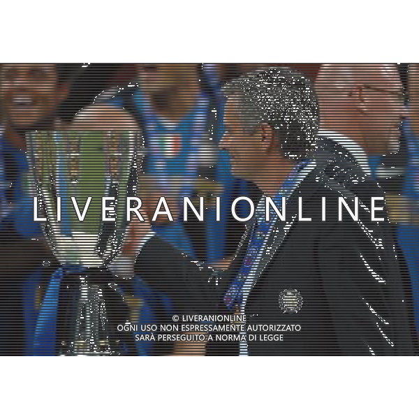 Supercoppa Italiana 2008 Milano - 24.08.2008 Inter-Roma Nella Foto: JOSE\' MOURINHO ACCAREZZA LA COPPA /Ph.Vitez-Ag. Aldo Liverani