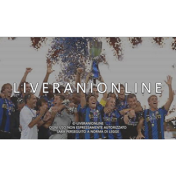 Supercoppa Italiana 2008 Milano - 24.08.2008 Inter-Roma Nella Foto:ZANETTI JAVIER ALZA LA COPPA /Ph.Vitez-Ag. Aldo Liverani