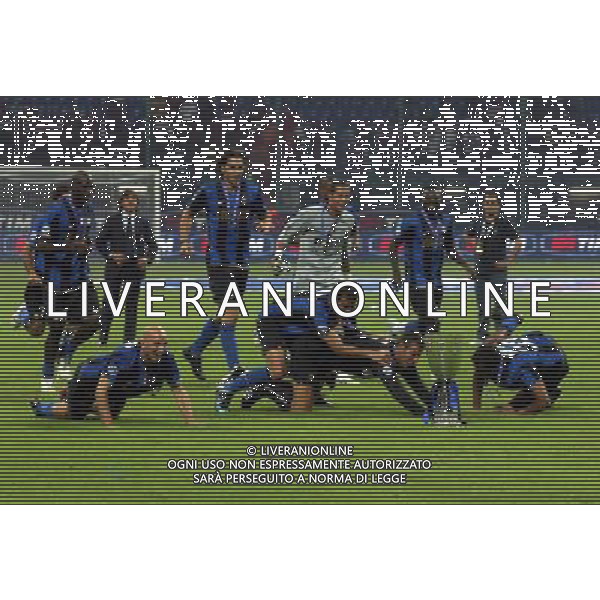 Inter-Roma Supercoppa Italiana 2008 Milano - 24.08.2008 Nella Foto: esultanza a fine gara dei giocatori dell\'Inter con la Coppa Ph. CF/Ag. Aldo Liverani