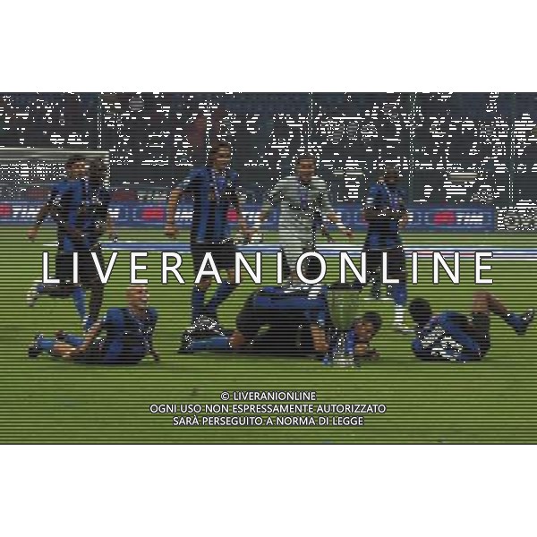 Inter-Roma Supercoppa Italiana 2008 Milano - 24.08.2008 Nella Foto: esultanza a fine gara dei giocatori dell\'Inter con la Coppa Ph. CF/Ag. Aldo Liverani