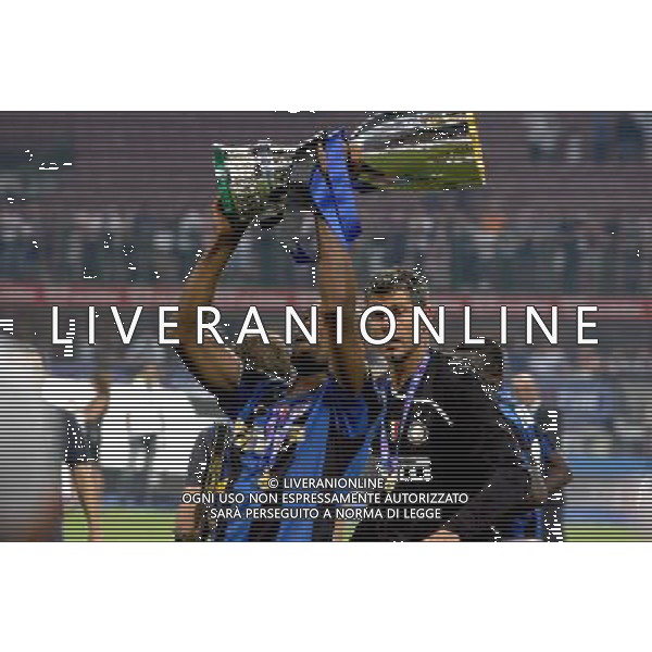 Inter-Roma Supercoppa Italiana 2008 Milano - 24.08.2008 Nella Foto: esultanza a fine gara di MAICON DOUGLAS con la Coppa Ph. CF/Ag. Aldo Liverani