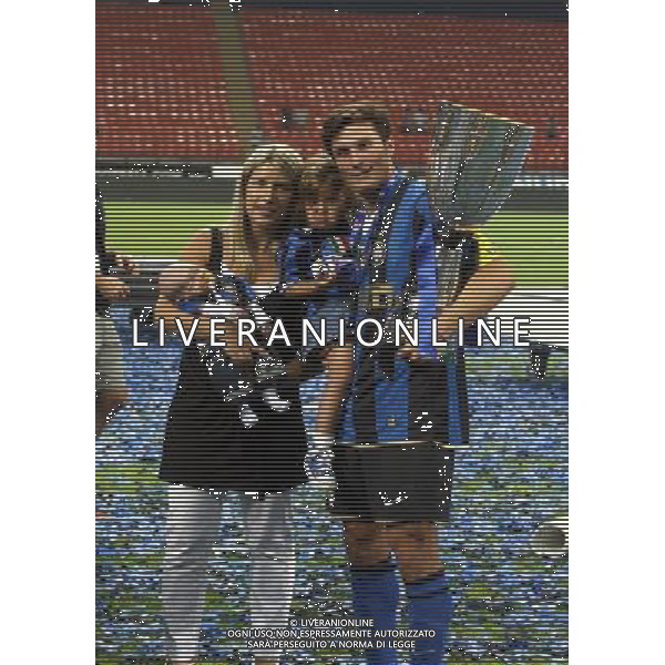 Inter-Roma Supercoppa Italiana 2008 Milano - 24.08.2008 Nella Foto: esultanza a fine gara di Javier Zanetti e la moglie e figli con la Coppa Ph. CF/Ag. Aldo Liverani