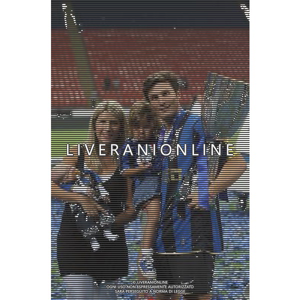 Inter-Roma Supercoppa Italiana 2008 Milano - 24.08.2008 Nella Foto: esultanza a fine gara di Javier Zanetti e la moglie e figli con la Coppa Ph. CF/Ag. Aldo Liverani