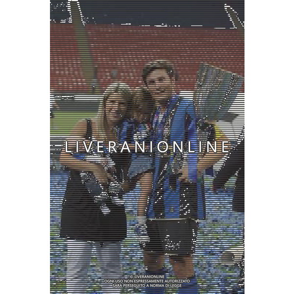 Inter-Roma Supercoppa Italiana 2008 Milano - 24.08.2008 Nella Foto: esultanza a fine gara di Javier Zanetti e la moglie e figli con la Coppa Ph. CF/Ag. Aldo Liverani