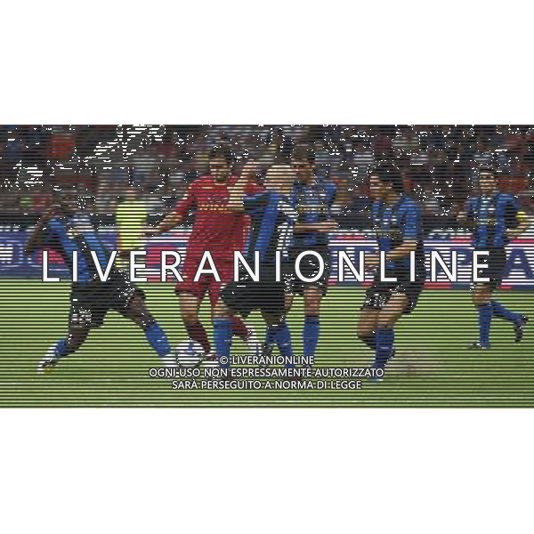 Foto Aldo Liverani/Luca Ghidoni Milano 24/08/2008 Calcio Supercoppa Italiana 2008-2009 Inter-Roma Nella foto Mirko Vucinic circondato da giocatori dell\'inter © AG. ALDO LIVERANI SAS