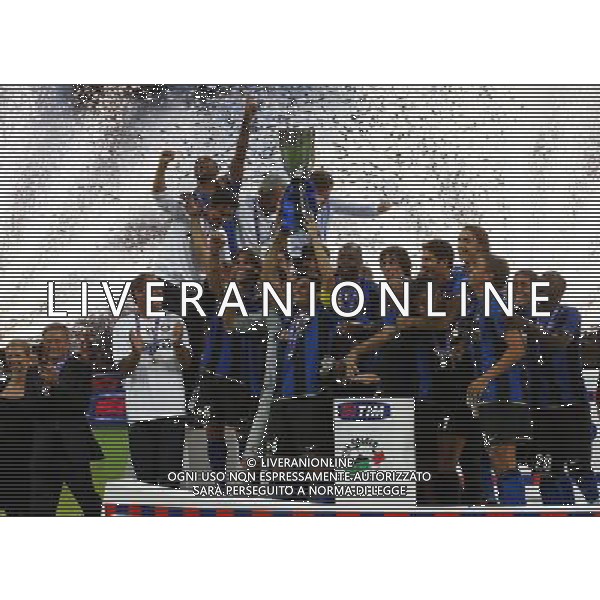 Foto Aldo Liverani/Luca Ghidoni Milano 24/08/2008 Calcio Supercoppa Italiana 2008-2009 Inter-Roma Nella foto la squadra dell\'inter con la coppa © AG. ALDO LIVERANI SAS