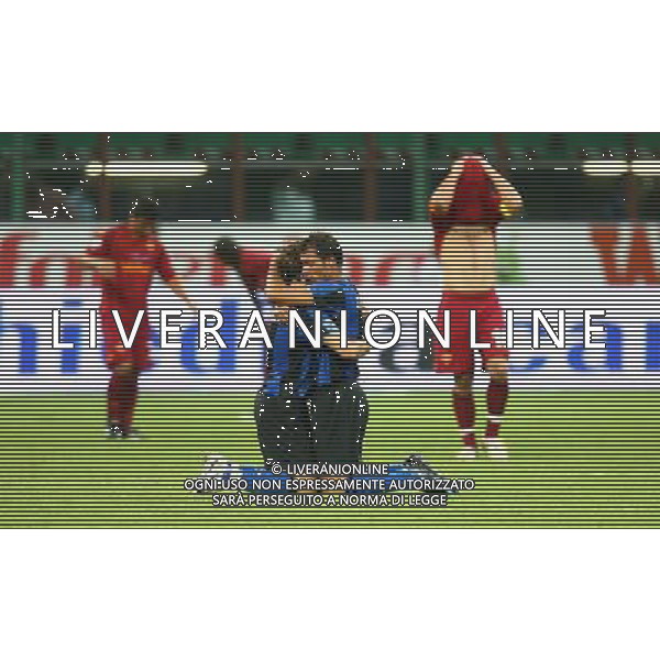 Foto Aldo Liverani/Luca Ghidoni Milano 24/08/2008 Calcio Supercoppa Italiana 2008-2009 Inter-Roma Nella foto Stankovic abbraccia Maxwell © AG. ALDO LIVERANI SAS