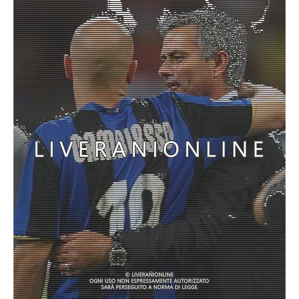 Foto Aldo Liverani/Luca Ghidoni Milano 24/08/2008 Calcio Supercoppa Italiana 2008-2009 Inter-Roma Nella foto Mourinho con Cambiasso © AG. ALDO LIVERANI SAS