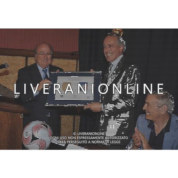Raduno Nazionale Italiana Coverciano(FI) - 02.09.2008 Cerimonia di Consegna Logo Fifa Nella Foto: Joseph Blatter consegna a Giancarlo Abete il Logo Fifa /Ph.Vitez-Ag. Aldo Liverani