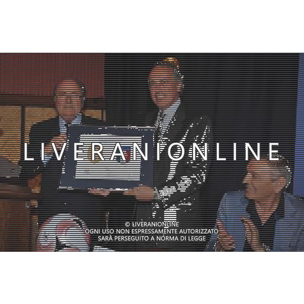 Raduno Nazionale Italiana Coverciano(FI) - 02.09.2008 Cerimonia di Consegna Logo Fifa Nella Foto: Joseph Blatter consegna a Giancarlo Abete il Logo Fifa /Ph.Vitez-Ag. Aldo Liverani