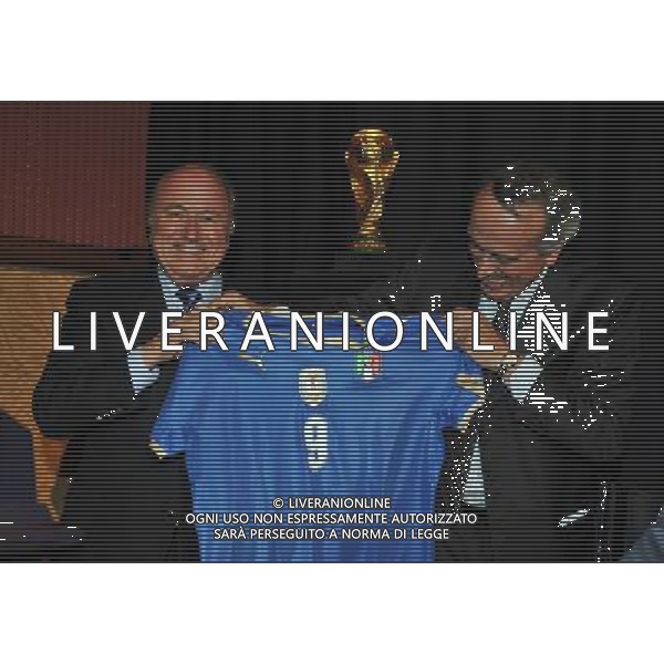 Raduno Nazionale Italiana Coverciano(FI) - 02.09.2008 Cerimonia di Consegna Logo Fifa Nella Foto: Joseph Blatter e Giancarlo Abete /Ph.Vitez-Ag. Aldo Liverani