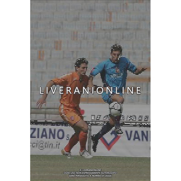 Pistoia ,07/09/2008 Pistoiese _ Crotone 2\' giornata LEGA PRO Basso,crotone, e bartolucci,pistoiese, in contrasto foto Gabriele Maltinti / Aldo Liverani