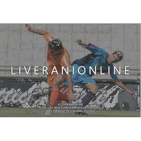 Pistoia ,07/09/2008 Pistoiese _ Crotone 2\' giornata LEGA PRO Basso ,crotone, e Bartolucci, pistoiese, in contrasto foto Gabriele Maltinti / Aldo Liverani