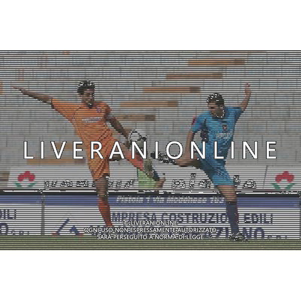 Pistoia ,07/09/2008 Pistoiese _ Crotone 2\' giornata LEGA PRO Basso,crotone, e Bartolucci,pistoiese, in contrasto foto Gabriele Maltinti / Aldo Liverani