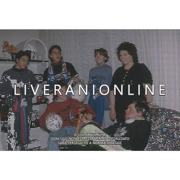 Il tifoso bolognese Ivan Dall\'Olio, il ragazzo di 14 anni rimasto ferito da una bomba \'Molotov\' durante gli scontri fra tifosi di Fiorentina - Bologna, il 18 giugno 1989 al suo rientro a casa il 25/01/1990 con la mamma e i famigliari ph Savoia/Archivio Ag. Aldo Liverani Sas