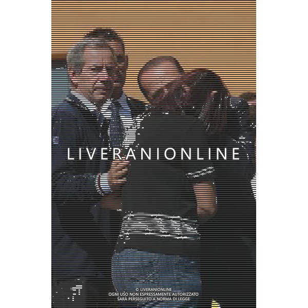 il presidente berlusconi con guido bertolaso capo della protezione civile bacia una mamma delle vittime del terremoto del 2002 © giuseppe terrigno - photographie - ag. Aldo Liverani sas