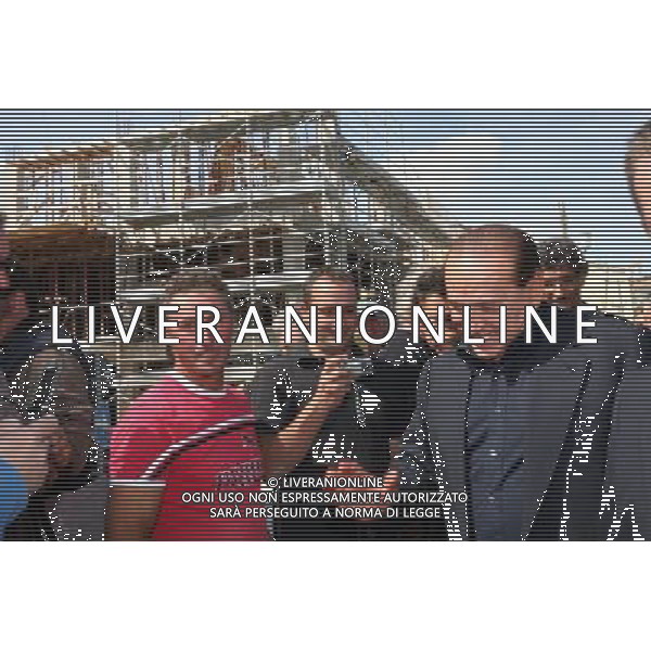 Silvio Berlusconi con gli operai impegnati nella ricostruzione della nuova san giuliano di puglia © giuseppe terrigno - photographie - ag. Aldo Liverani sas