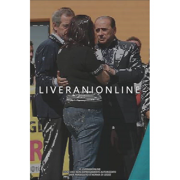il presidente berlusconi con guido bertolaso capo della protezione civile bacia una mamma delle vittime del terremoto del 2002 © giuseppe terrigno - photographie - ag. Aldo Liverani sas