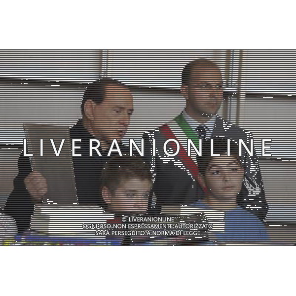 il presidente berlusconi con il sindaco di san giuliano di puglia luigi barbieri, omaggia gli studenti di alcuni libri e di una copia della costituzione © giuseppe terrigno - photographie - ag. Aldo Liverani sas