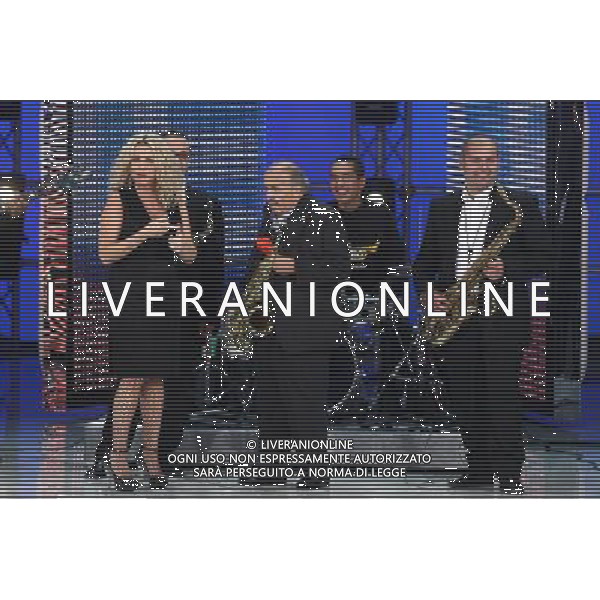 ROMA 20 09 2008 TRASMISSIONE TUTTI PAZZI PER LA TELE NELLA FOTO ANTONELLA CLERICI CON MAURIZIO COSTANZO SUONA IL SAX © PASQUINO - AG. ALDO LIVERANI SAS