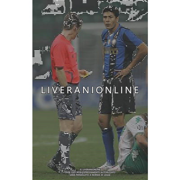 Inter - Werder Brema Champions League 01/10/2008 nella foto ammonizione di julio cruz ph Luzzani/Ag. Aldo Liverani Sas