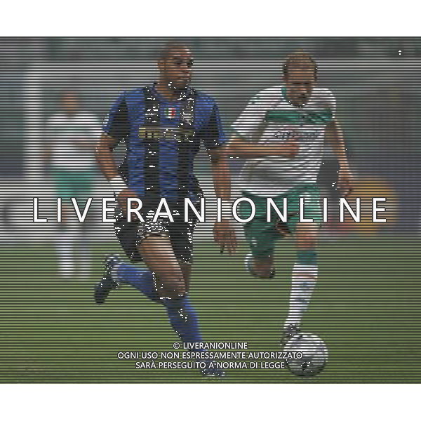 Milano 01-10-2009 champions league 2008/09 inter-werder brema 1:1 nella foto adriano e petri pasanen ph marco luzzani/ag aldo liverani s.a.s.