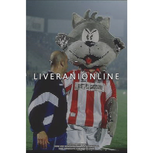 VICENZA-CHELSEA COPPA DELLE COPPE 1997/1998 NELLA FOTO GIANLUCA VIALLI CON LA MASCOTTE DEL VICENZA AG ALDO LIVERANI