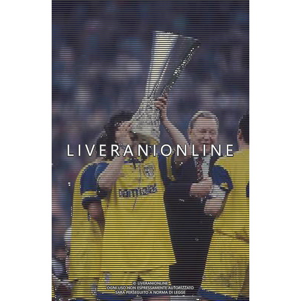 ARCHIVIO s.siro MILANO 17/05/199 finale COPPA uefa PARMA- juventus 1-1 NELLA FOTO couto alza la coppa RETROSPETTIVA