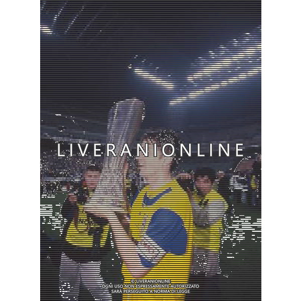ARCHIVIO s.siro MILANO 17/05/199 finale COPPA uefa PARMA- juventus 1-1 NELLA FOTO minotti alza la coppa RETROSPETTIVA