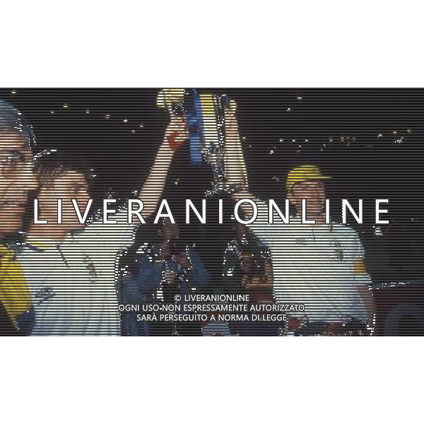 ARCHIVIO Wembley (Londra) 12/05/1993 finale COPPA DELLE COPPE PARMA- ANVERSA: 3-1 NELLA FOTO MINOTTI E APOLLONI ALZANO LA COPPA RETROSPETTIVA
