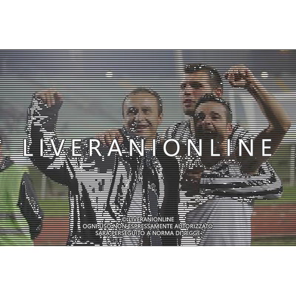UDINE 02-10-08/01/2007 COPPA WEFFA UDINESE-BORUSSIA DORTMUND NELLA FOTO:MARINO, DI NATALE ESULTANO SOTTO LA CURVA A FINE PARTITA FOTO PAOLA GARBUIO/AG.ALDO LIVERANI