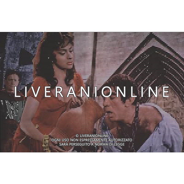 FILM\'NOTRE -DAM DE PARIS\' NELLA FOTO GINA LOLLOBRIGIDA-ANTHONY QUINN AG ALDO LIVERANI