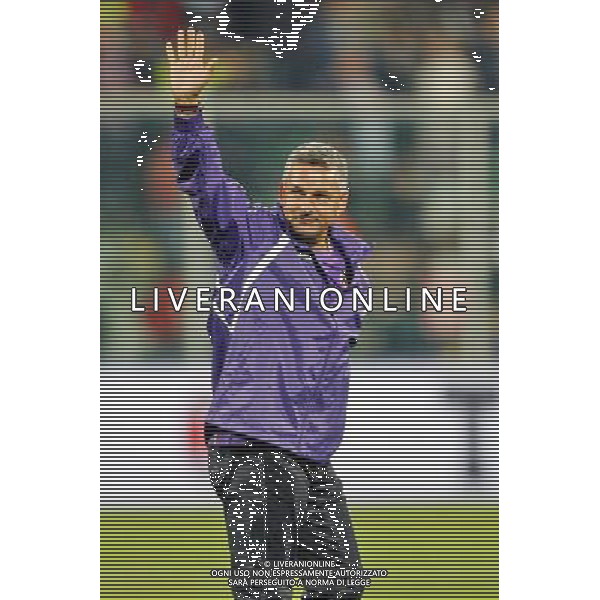 FIRENZE, 08 OTTOBRE 2OO8 AMICHEVOLE \'TUTTI PER STEFANO BORGONOVO\' FIORENTINA MILAN NELLA FOTO: ROBERTO BAGGIO SALUTA IL PUBBLICO FOTO AG. A. LIVERANI SAS