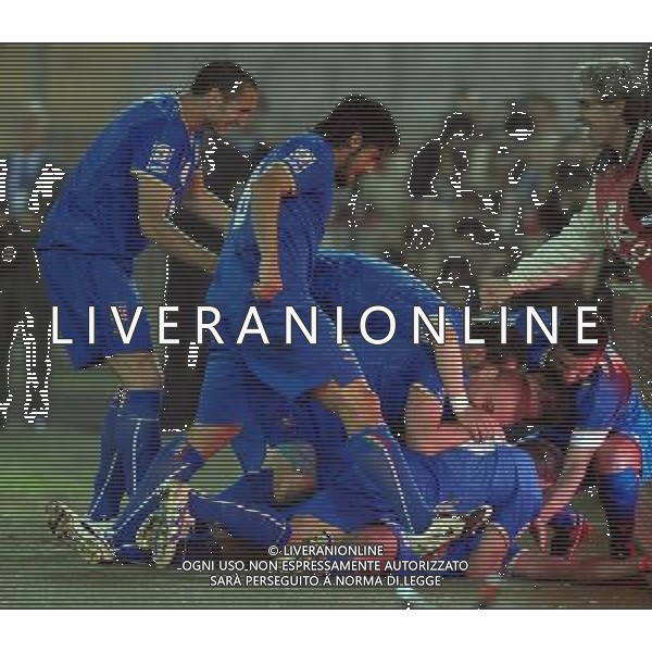 Qualificazioni ai Mondiali Sud Africa 2010 Gruppo 8 Lecce - 15.10.2008 Italia-Montenegro Nella Foto: ABBRACCI ESULTANZA DOPO IL GOL DI ALBERTO AQUILANI DEL 1-0 /Ph.Vitez-Ag. Aldo Liverani