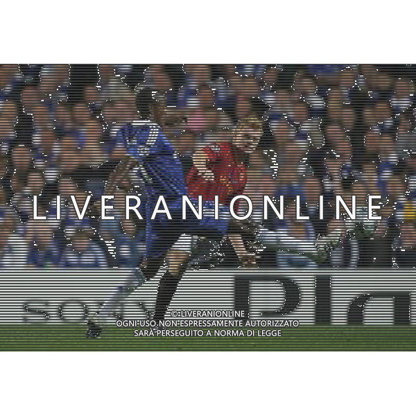 John Arne Riise of A.S. Roma chips the ball past Salomon Kalou of Chelsea ,Chelsea Vs A.S. Roma, UEFA Champions League Group A, Matchday 3 ,Stamford Bridge ,London, Date 22/10/2008 Picture by Marc Atkins©IPS Photo Agency/Ag. Aldo Liverani Sas - ITALY ONLY -