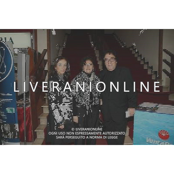 PRIMA DELLO SPETTACOLO TEATRALE:\' DI NUOVO BUONASERA\' CON GIGI PROIETTI AL TEATRO VENTAGLIO SMERALDO DI MILANO NELLA FOTO: TONY DALLARA CON LA MOGLIE PATRIZIA E LA FIGLIA LISA FOTO ANTONIO SORANO - AG. ALDO LIVERANI SAS