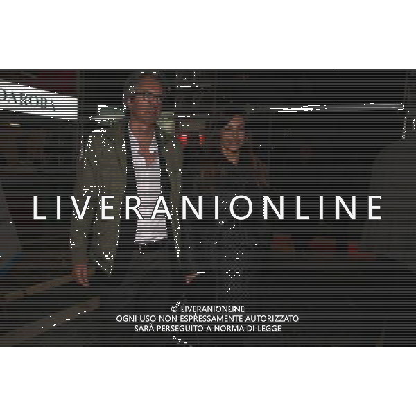 PRIMA DELLO SPETTACOLO TEATRALE:\' DI NUOVO BUONASERA\' CON GIGI PROIETTI AL TEATRO VENTAGLIO SMERALDO DI MILANO NELLA FOTO: EMANUELA FOLLIERO CON IL FIDANZATO ENRICO MELLANO FOTO ANTONIO SORANO - AG. ALDO LIVERANI SAS