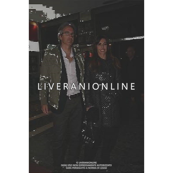 PRIMA DELLO SPETTACOLO TEATRALE:\' DI NUOVO BUONASERA\' CON GIGI PROIETTI AL TEATRO VENTAGLIO SMERALDO DI MILANO NELLA FOTO: EMANUELA FOLLIERO CON IL FIDANZATO ENRICO MELLANO FOTO ANTONIO SORANO - AG. ALDO LIVERANI SAS