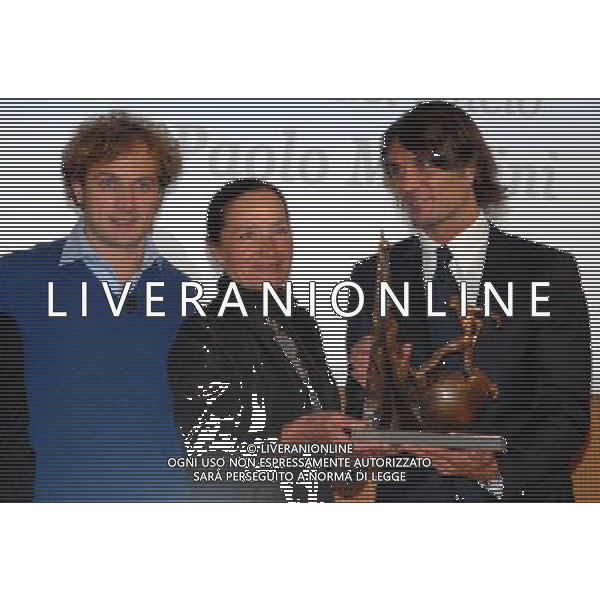 MILANO 27/10/2008 CORRIERE DELLA SERA SALA BUZZATI VIA BALZAN,3 TERZO PREMIO INTERNAZIONALE GIACINTO FACCHETTI NELLA FOTO GIANFELICE E GIOVANNA FACCHETTI CONSEGNANO IL PREMIO A PAOLO MALDINI FOTO MARIO ROMANO/AG ALDO LIVERANI