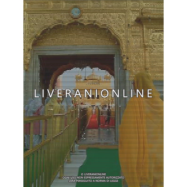 IL TEMPIO D\'ORO - INDIA Sikh ladies entering the Golden Temple, amritsar, india AGENZIA ALDO LIVERANI SAS